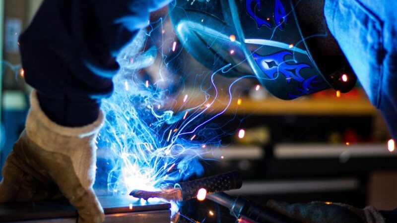 Atividade industrial dos EUA melhora em agosto, mas mantém tendência de contração