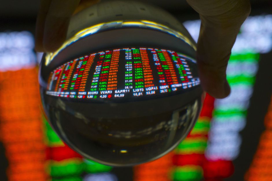 Ibovespa tem ligeiro ganho com IBC-Br acima do esperado e avanço das ações da Petz; dólar cai