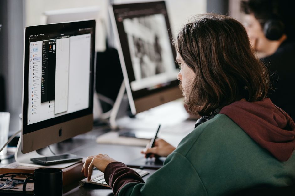 Renda média do trabalho principal no 2º tri é recorde para homens e mulheres, diz IBGE