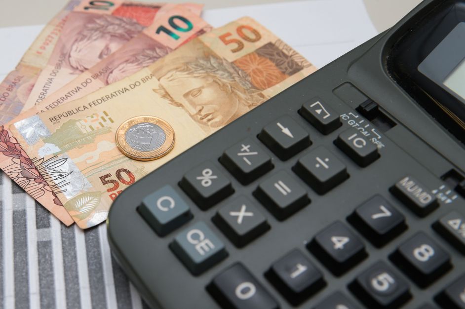 Governo prevê mínimo de R$ 1.630 e superávit de 0,25% do PIB em 2026