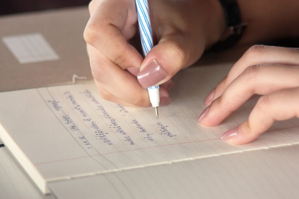 Mais de 200 mil adultos em Mato Grosso não sabem ler e escrever, revela IBGE