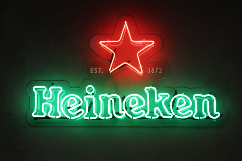 Heineken tem prejuízo inesperado de 95 milhões de euros no 1º semestre
