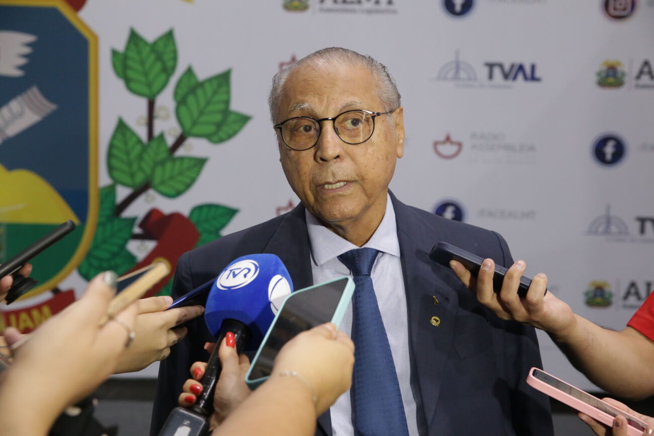 Júlio Campos evita falar sobre candidatura de Jayme ao governo: “2026 está muito longe”