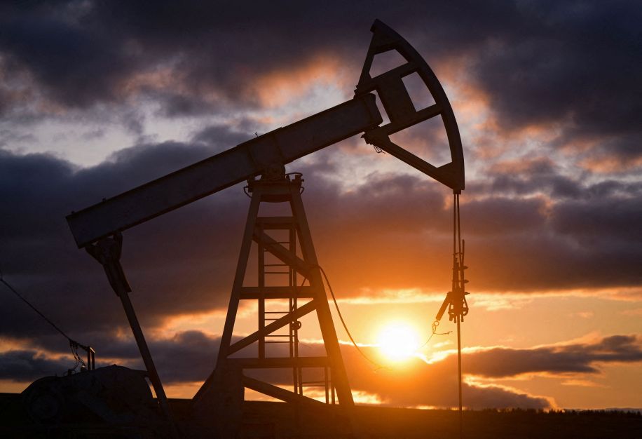 Petróleo amplia ganhos com demanda por viagens nos EUA e tensão no Oriente Médio