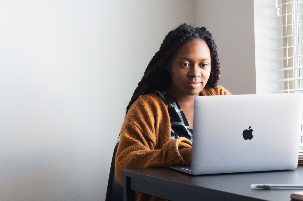 21% das mulheres negras ocupadas não conseguem contribuir para a Previdência, diz pesquisa