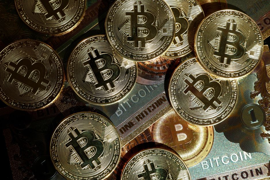Bitcoin estende perdas e prolonga realização com ambiente de cautela global