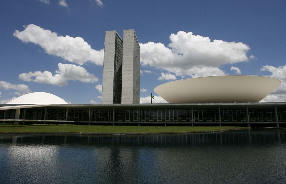 Mudanças no IR avançam no Congresso enquanto Fazenda adia “reforma“