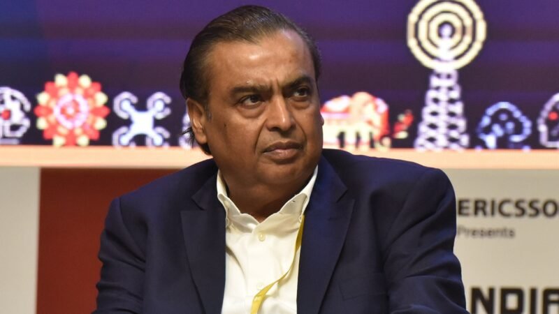 Quem é Mukesh Ambani, bilionário indiano que pagou casamento de R$ 3,2 bilhões para o filho