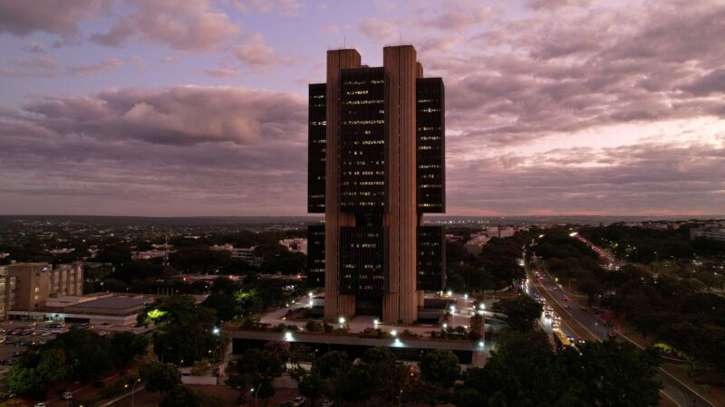 BC vende U$ 1,5 bilhão em leilão à vista e moeda norte-americana volta a subir