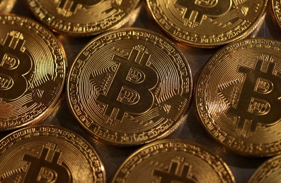 Bitcoin estende queda e se descola de positivo nos mercados globais