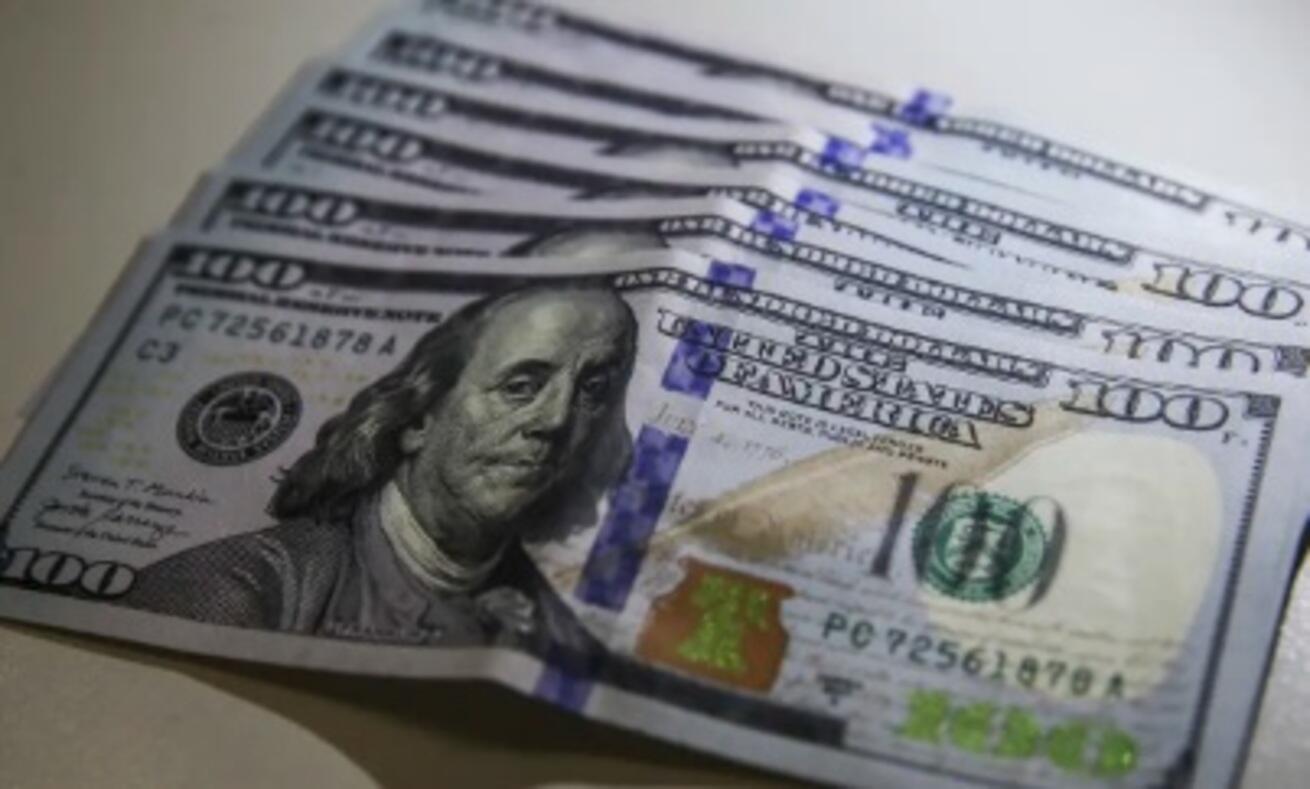 Dólar tem leve alta com dados fortes nos EUA e ruídos políticos