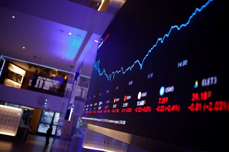 Ibovespa abre em queda e fica abaixo dos 136 mil pontos; dólar sobe mais de 1%