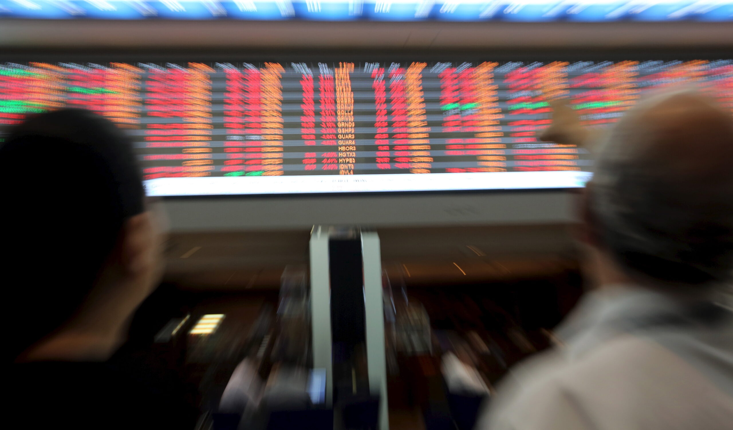Ibovespa fecha em queda após superar marca dos 137 mil pontos; dólar sobe