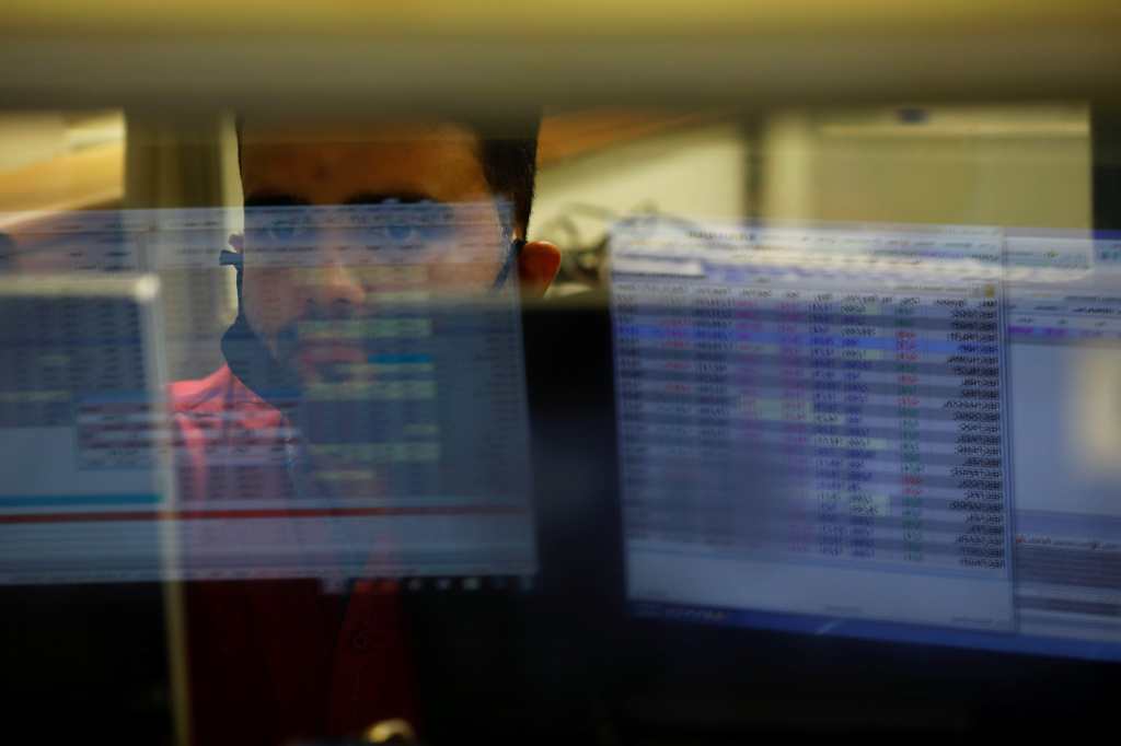 Ibovespa oscila nos 136 mil pontos após máxima histórica; dólar sobe