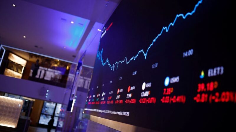 Ibovespa sobe 0,28% aos 135.984 pontos; dólar avança 0,42%