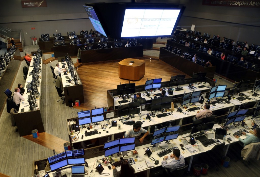 Ibovespa sobe mais de 1% e ultrapassa 135 mil pontos pela 1ª vez; dólar recua