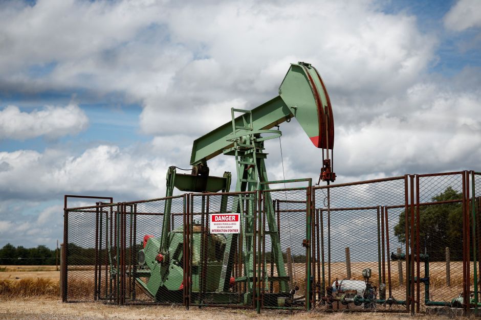 Petróleo fecha em alta, após PMIs fortes e de olho em tensões no Oriente Médio
