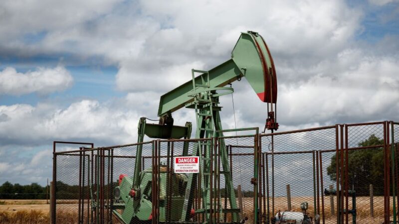 Petróleo fecha em queda após AIE cortar projeções de avanço na demanda