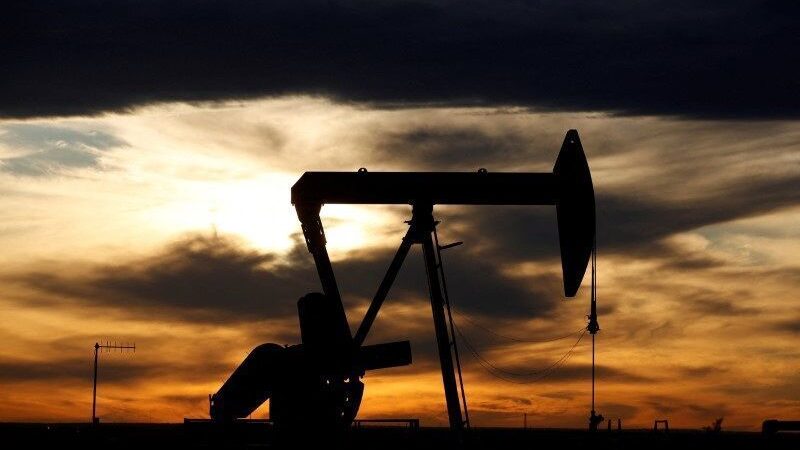 Petróleo fecha em queda com aumento nos estoques dos EUA
