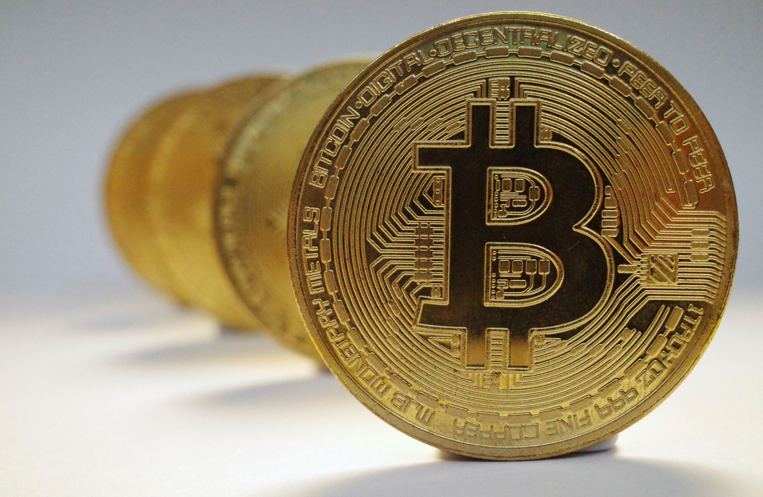 Bitcoin cai e fica abaixo de US$ 90 mil em movimento de correção