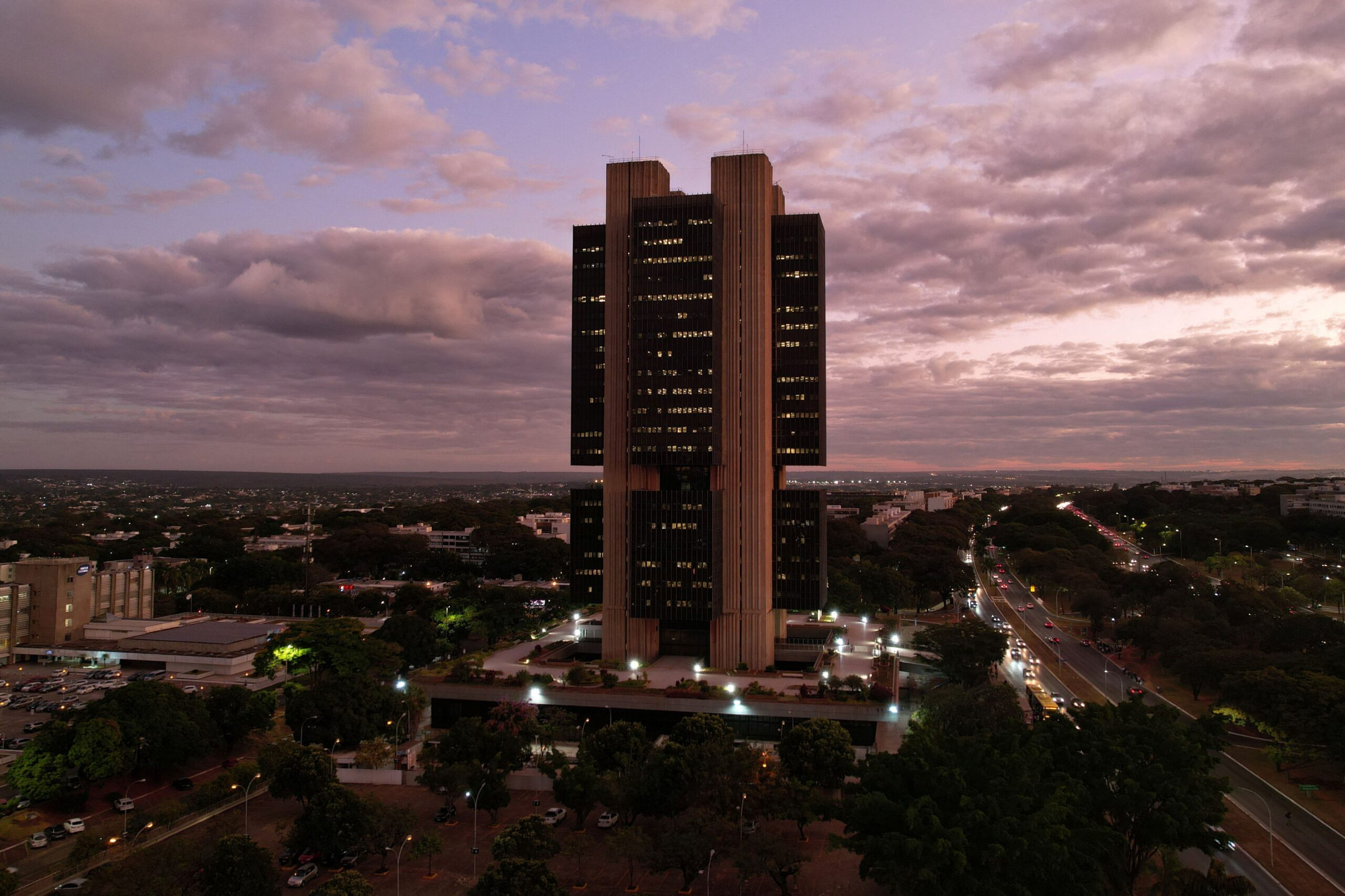 BC: saída de dólares do Brasil em 2024 foi de US$ 15,918 bi, 3ª maior da série histórica