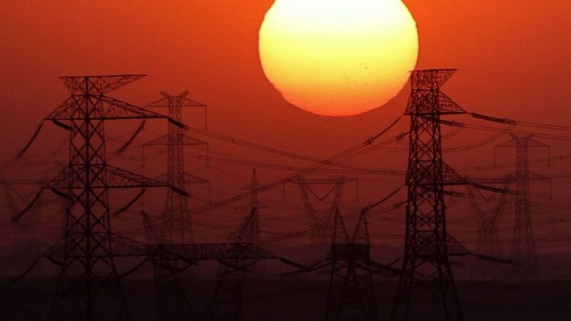 Conta de luz mais cara pela bandeira tarifária pode continuar até o fim do ano
