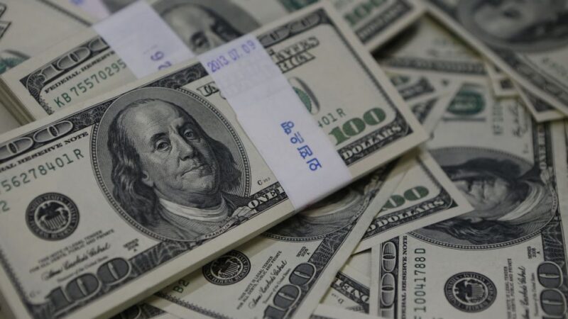 Dólar sobe com mercado à espera de novos dado de inflação nos EUA