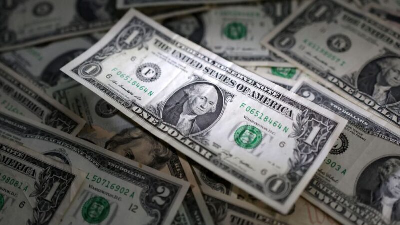 Dólar sobre mais de 1% à espera de inflação dos EUA; Ibovespa oscila nos 133 mil pontos
