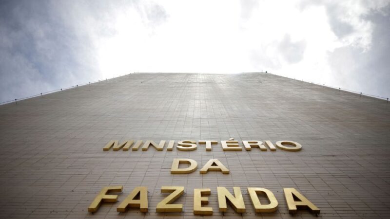 Fazenda eleva a 3,2% projeção para alta do PIB e vê inflação perto do teto em 2024