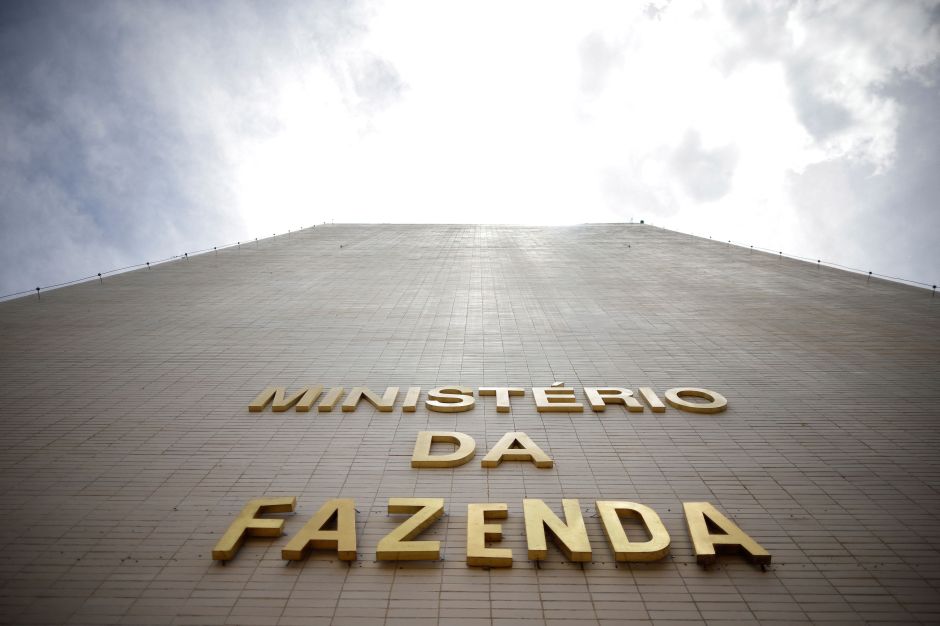 Fazenda eleva a 3,2% projeção para alta do PIB e vê inflação perto do teto em 2024