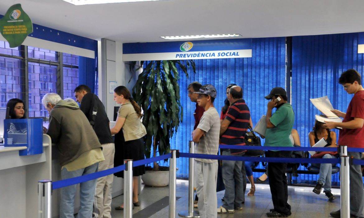 8 em cada 10 brasileiros são a favor da demissão de servidores por má performance, diz Datafolha