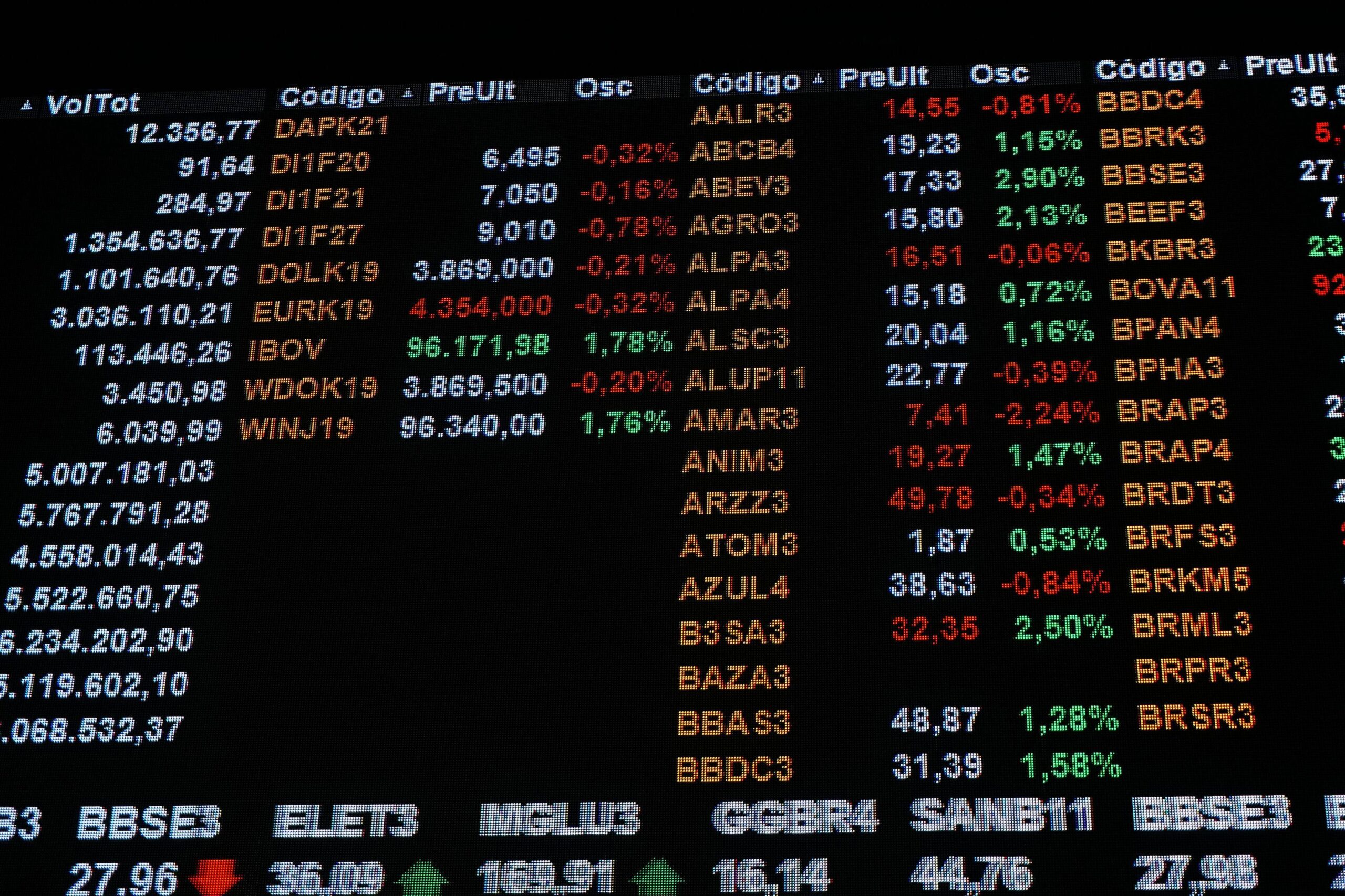 Ibovespa cai 0,87% aos 134.822 pontos; dólar ronda estabilidade