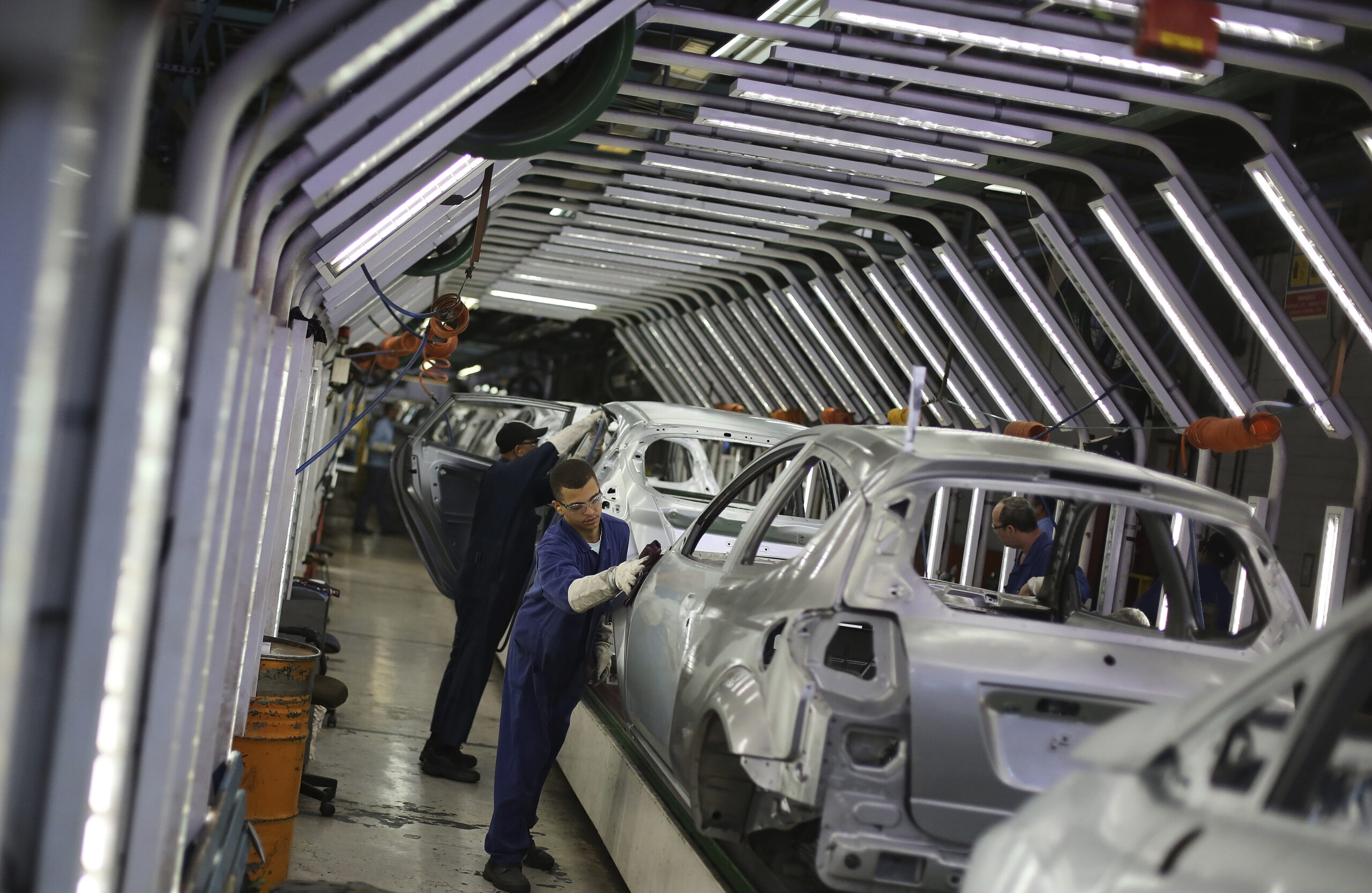 Produção industrial no Brasil cresce acima do esperado em setembro