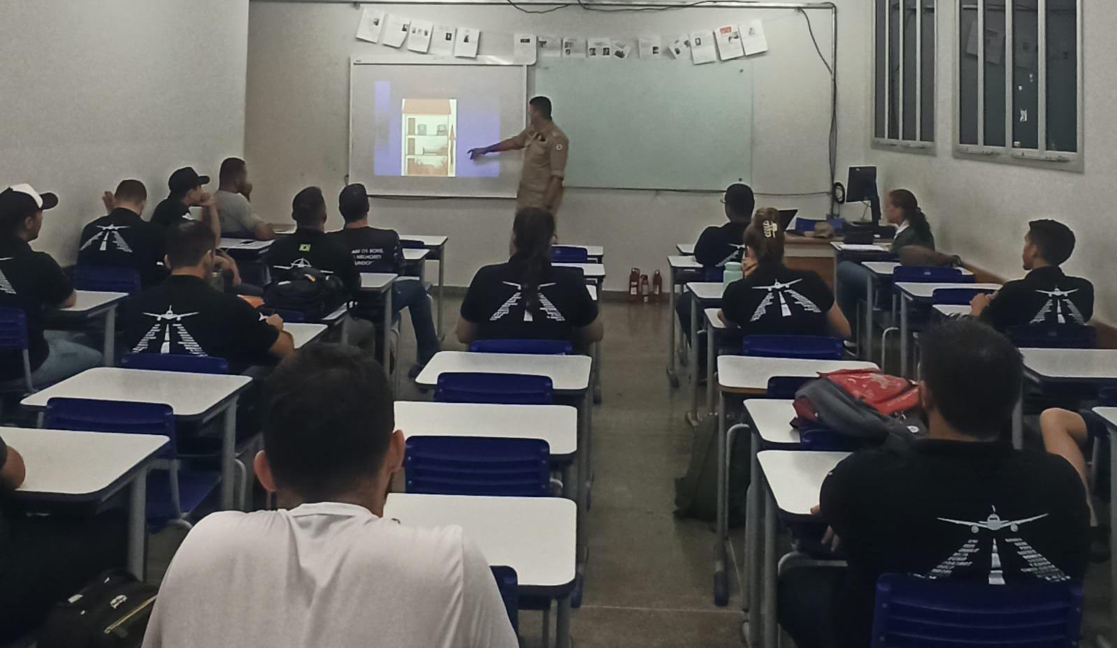 Corpo de Bombeiros ministra palestra sobre uso de extintores de incêndio e hidrantes para alunos do IFMT