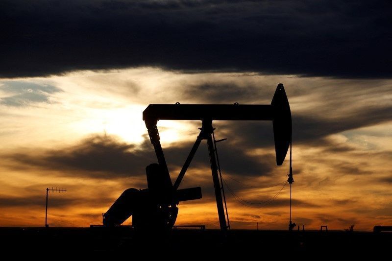 Petróleo fecha em alta com temores de tarifas de Trump e reunião da Opep+