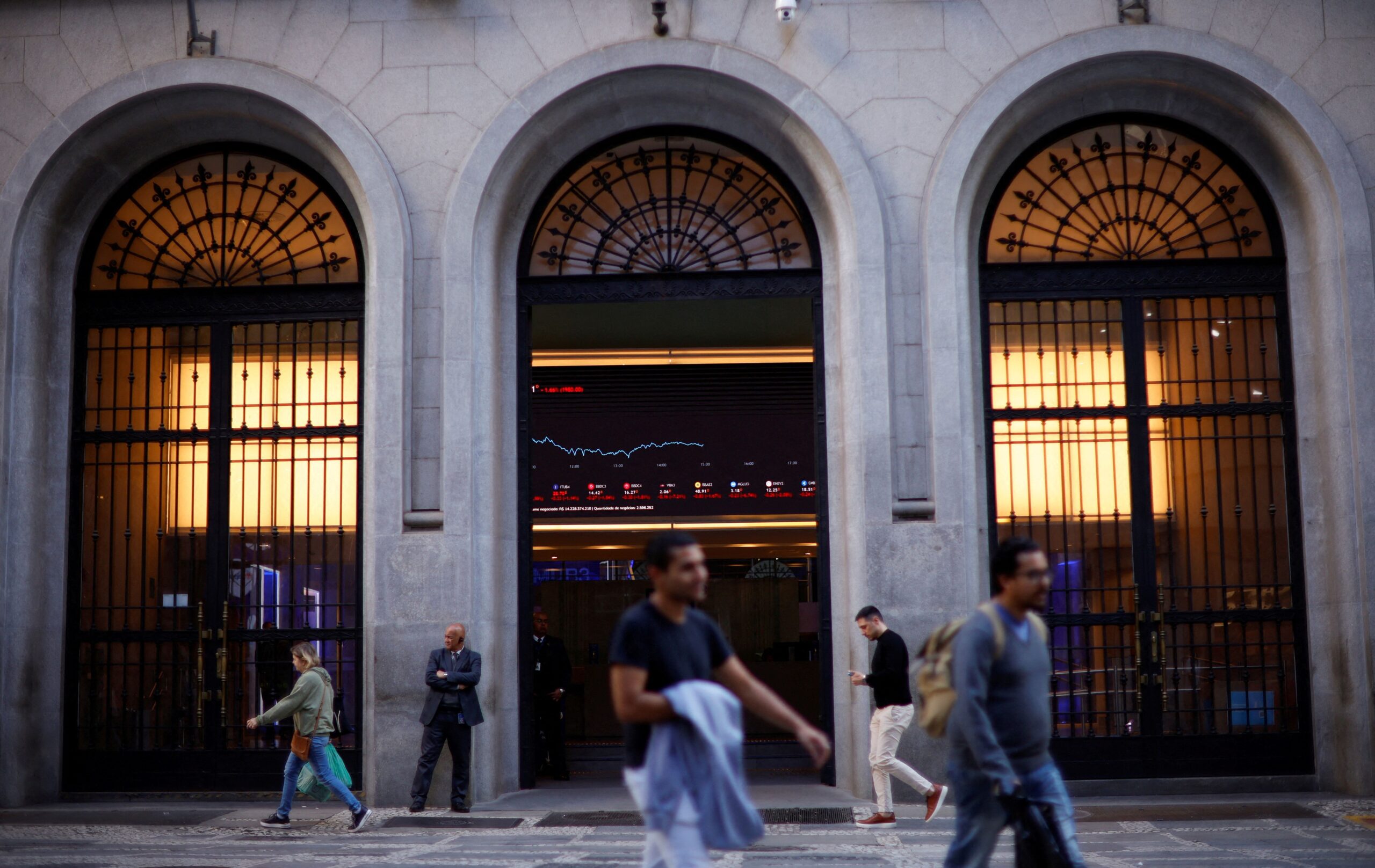 Estrangeiros retiram mais de R$ 3 bi da bolsa brasileira em novembro e reforçam fuga em 2024