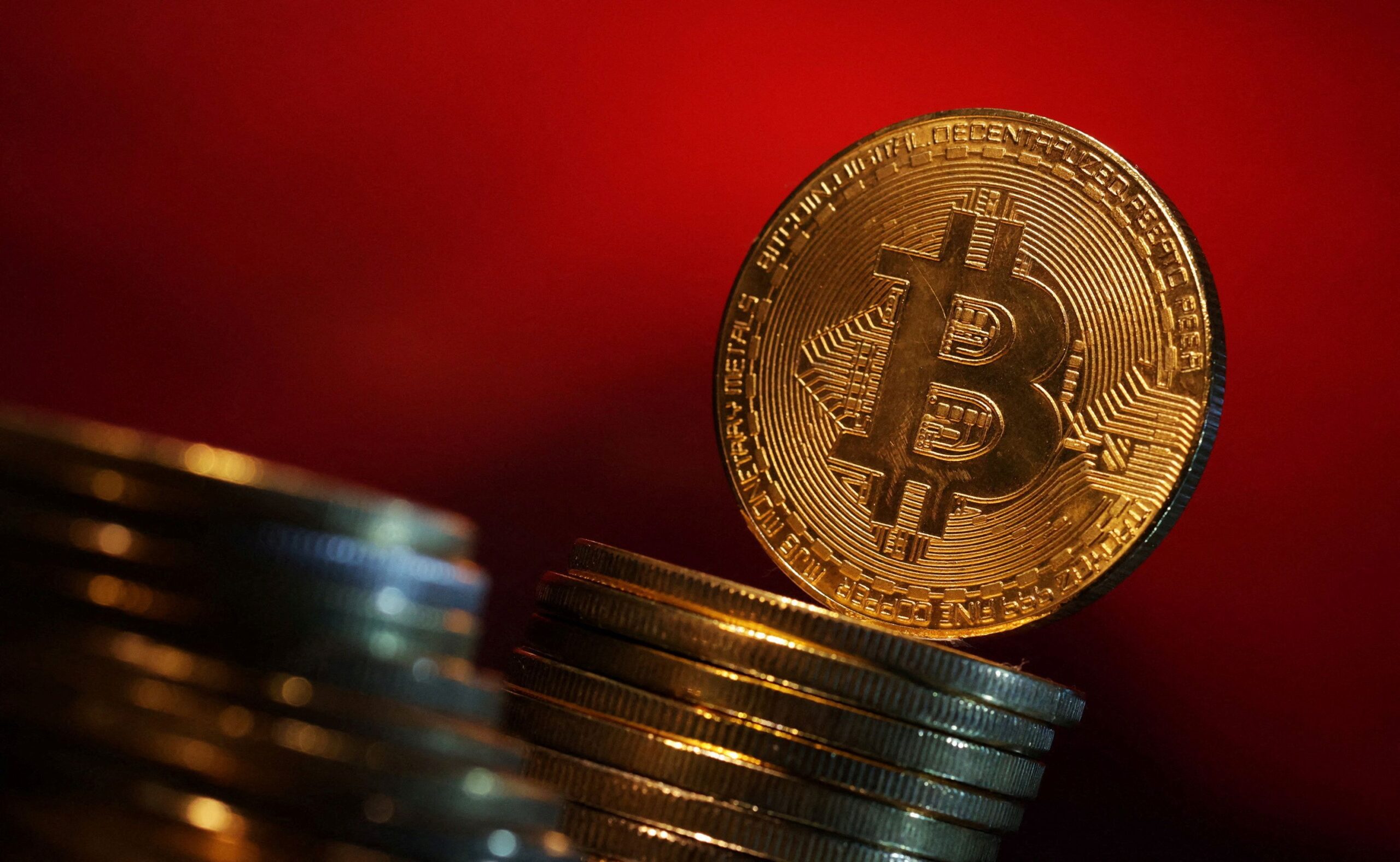 Bitcoin cai mais de 5% e fica abaixo de US$ 100 mil, com expectativas por Trump