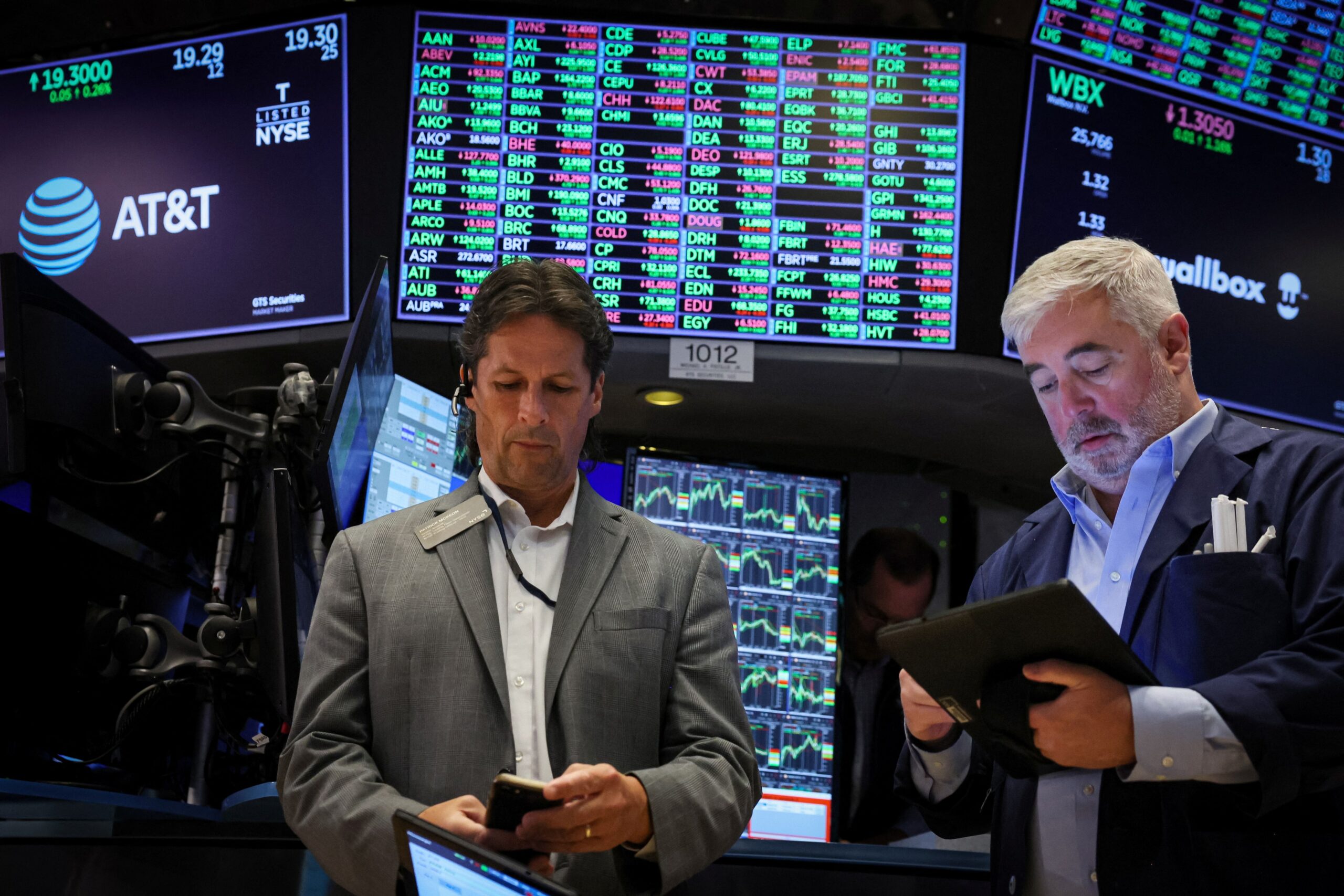 Bolsas de NY fecham em alta na sessão e na semana, lideradas por bancos