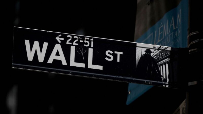 Bolsas de NY recuam de olho em dados dos EUA e conflito no Oriente Médio