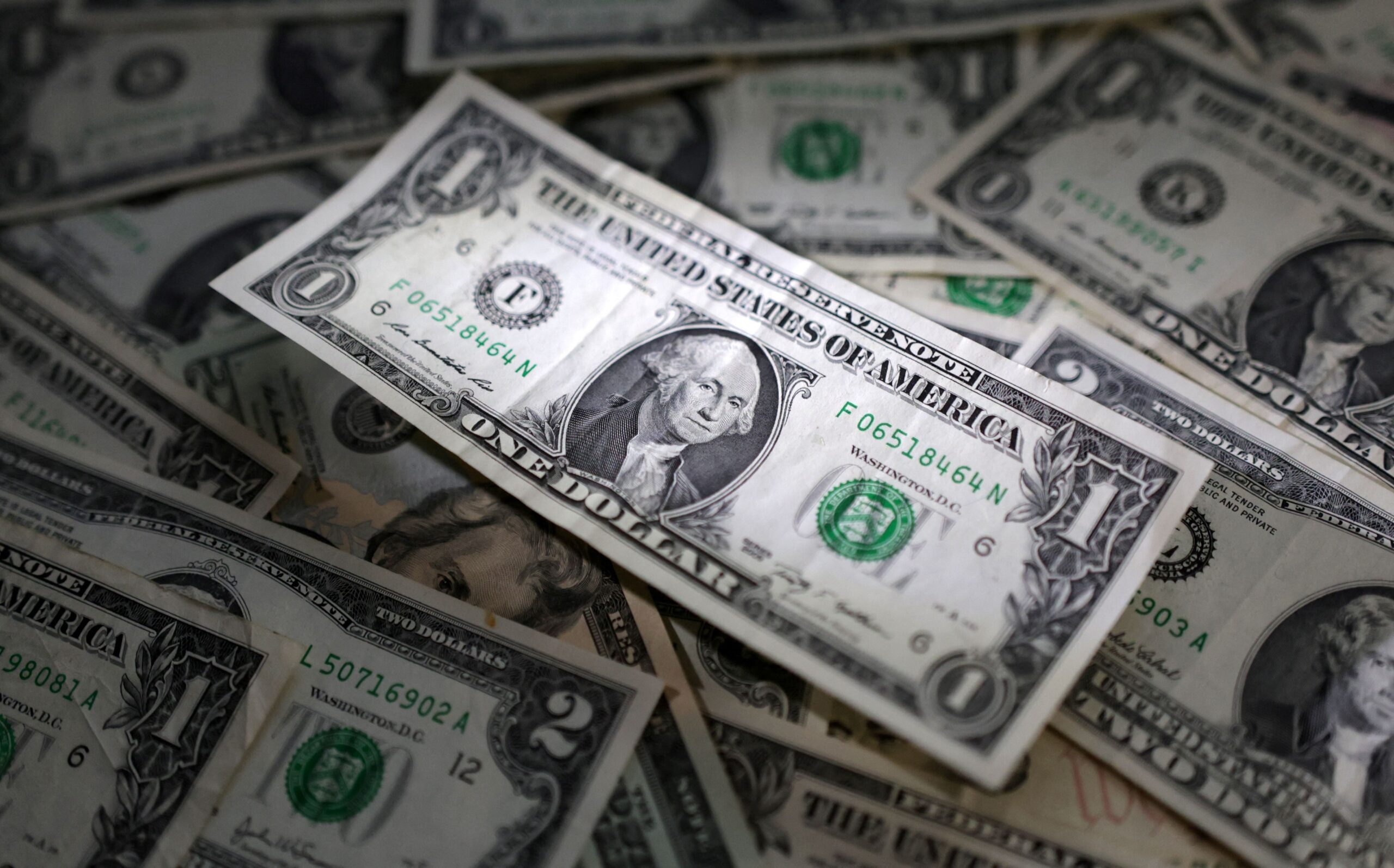 Dólar avança na abertura com aversão a risco após alerta de Putin aos EUA