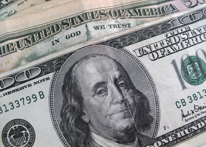 Dólar cai com IPCA e à espera de juros; bolsa sobe