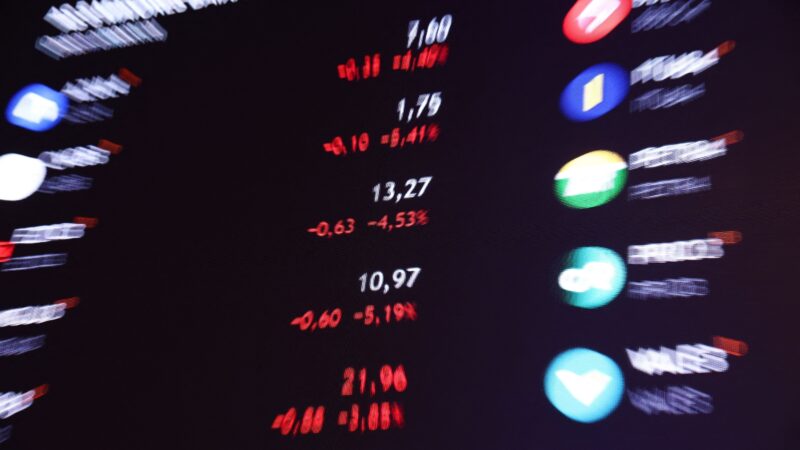 Ibovespa sobe 0,37% aos 130.978 pontos; dólar avança 0,32%
