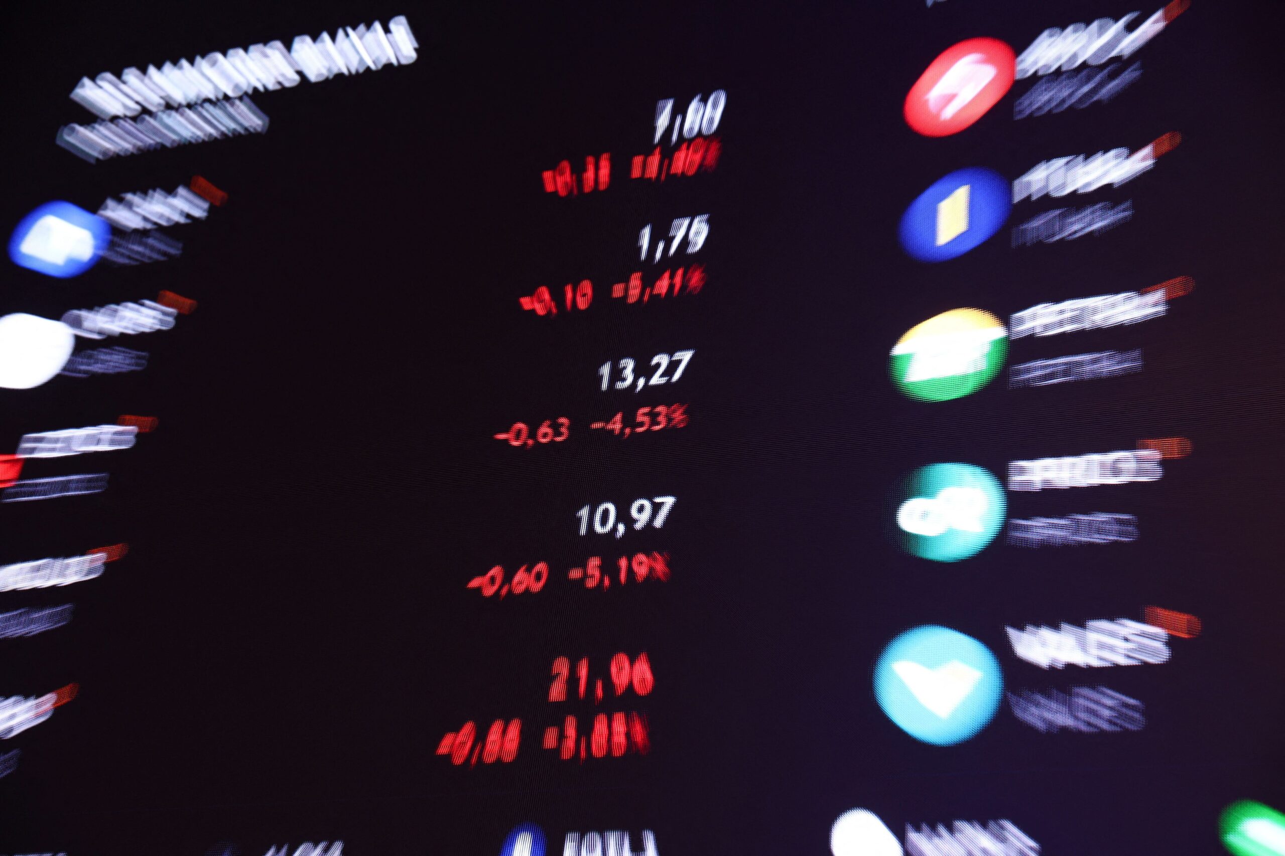 Ibovespa sobe 0,37% aos 130.978 pontos; dólar avança 0,32%