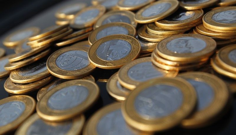 Juros futuros encostam em 13% com desconfiança fiscal