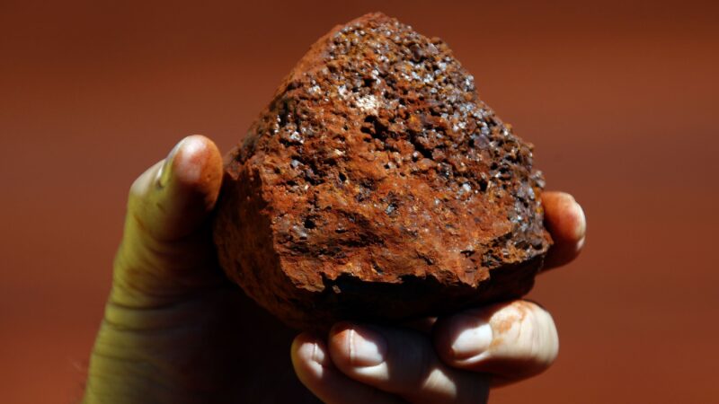 Minério de ferro recua com receios sobre fraqueza na demanda