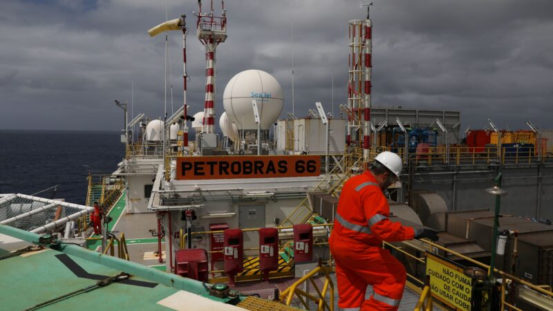 Petróleo fecha em alta de 3% com expectativa com desdobramentos no Oriente Médio