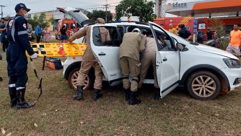 Bombeiros socorrem vítimas de acidente de trânsito