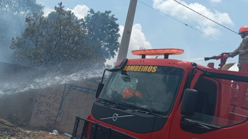 Bombeiros combatem incêndio em terreno baldio em Primavera do Leste