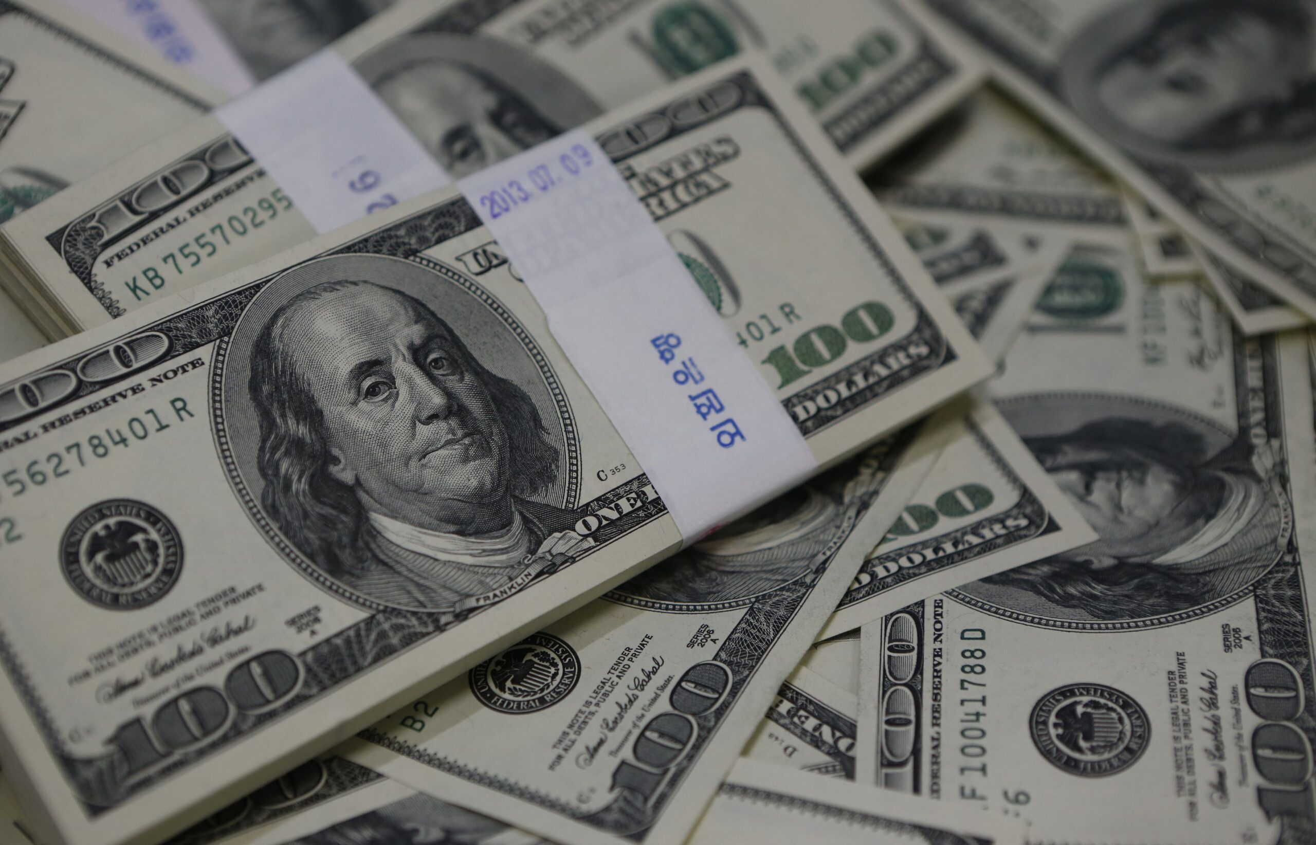Dólar abre próximo da estabilidade e caminha para ganho semanal