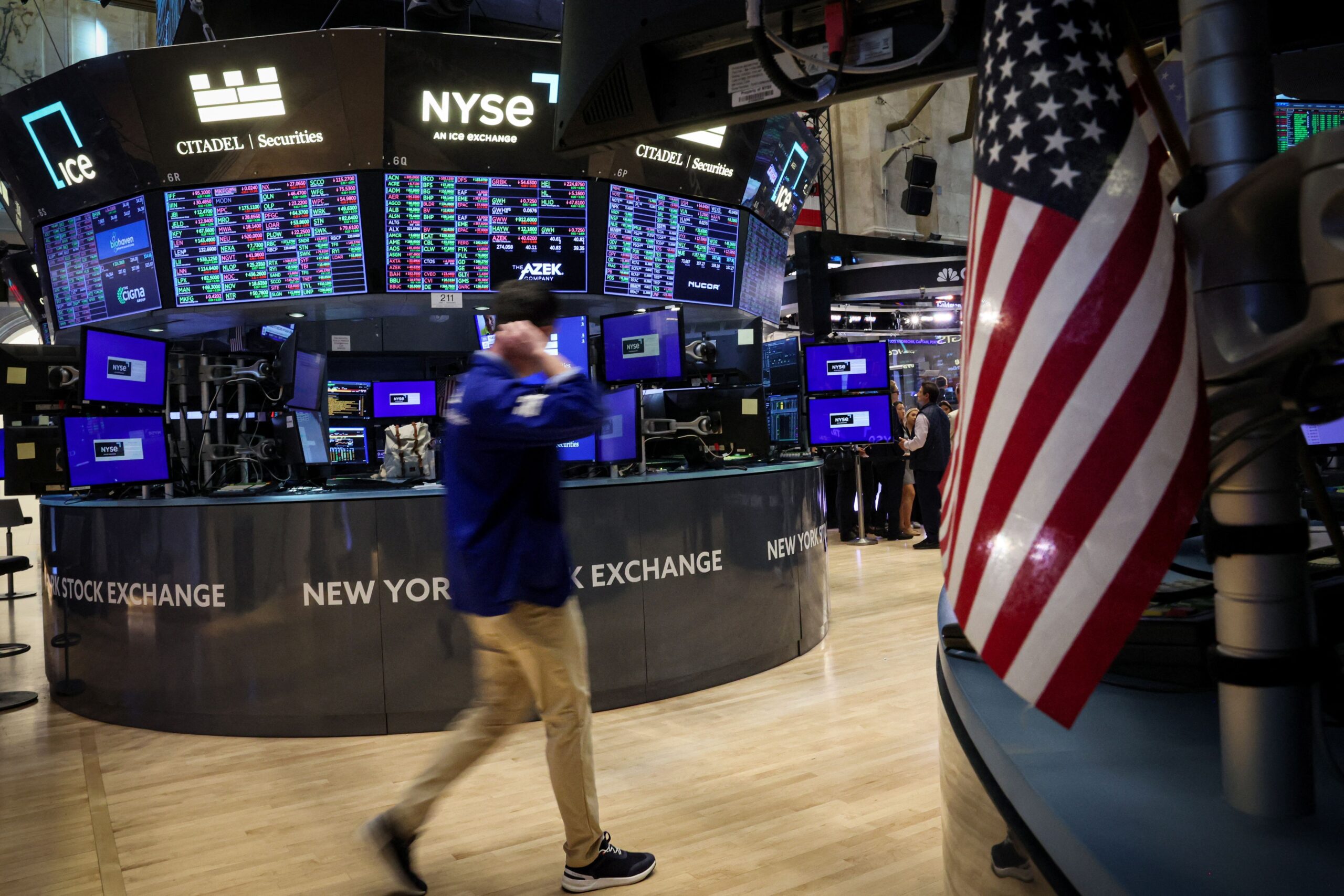 Bolsas em NY recuam com dados de emprego e pressão da Amazon